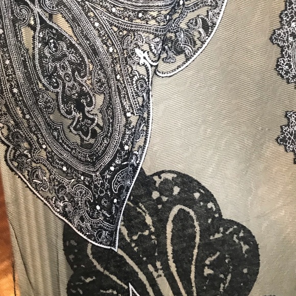 Beautiful Multi-Style Shall - Picture 3 of 5